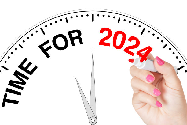 女人用红色标记在透明的擦板上书写2024年信息的时间。3d渲染图片下载