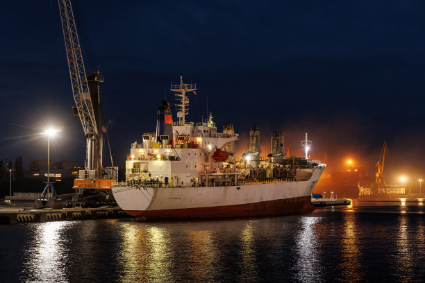 船停在夜间码头。图片下载