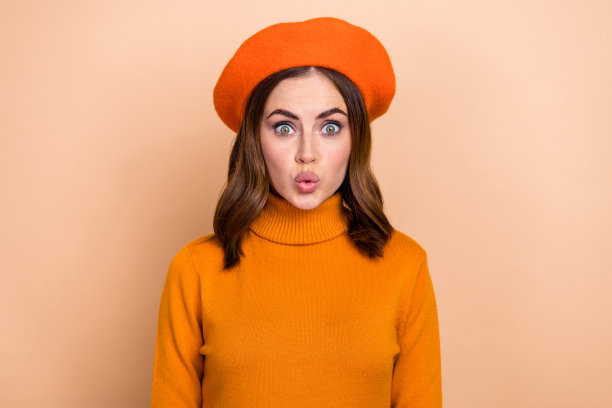 惊讶的女士的照片留下了深刻的印象低价总销售商场商店中心新的精品店孤立的米色背景图片下载