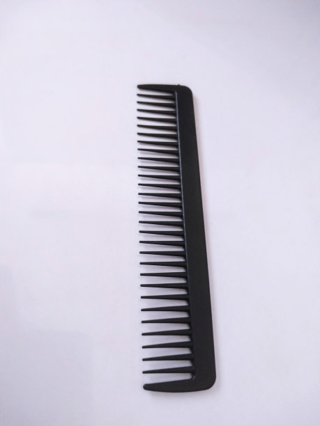 梳子是一种用坚硬的材料制成的工具，通常是扁平的，有齿，用来定型、拉直和清洁头发，或用于梳其他纤维。图片下载