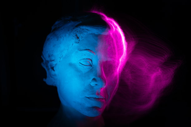 一个女人的抽象雕塑图片下载