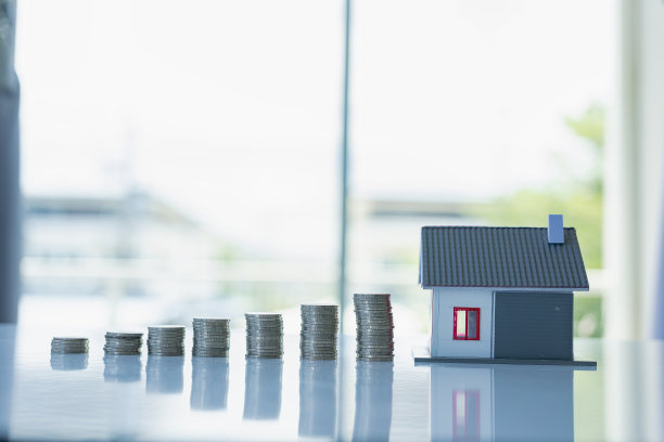 省钱理念，房地产投资，房屋贷款，反向抵押，不断增长的硬币堆，存钱硬币堆未来为家。特写照片图片下载