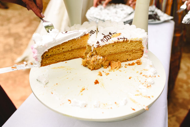 切成薄片的新娘蛋糕好吃又好玩。图片下载