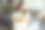 深色头发的女人拿着书坐在纺织沙发上。快乐的美女在家读书。教育和舒适的概念。高质量照片图片下载