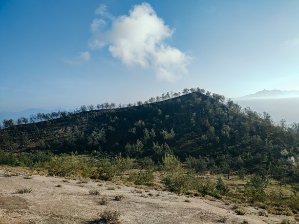 恩德市伊亚火山的火山口图片下载