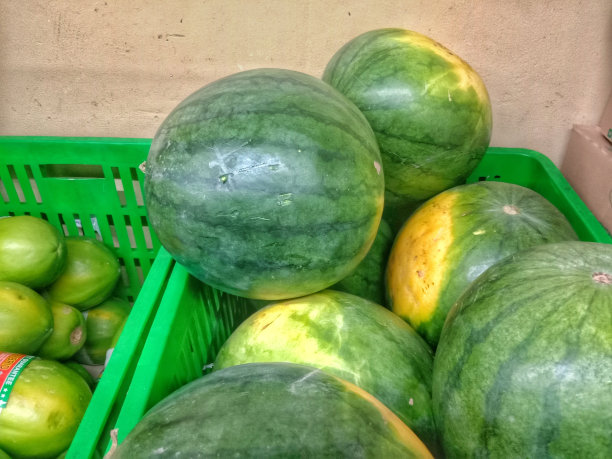 篮子里有一堆又大又绿的西瓜图片下载