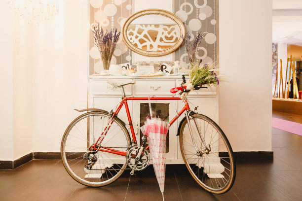 婚礼上装饰的老式自行车。图片下载