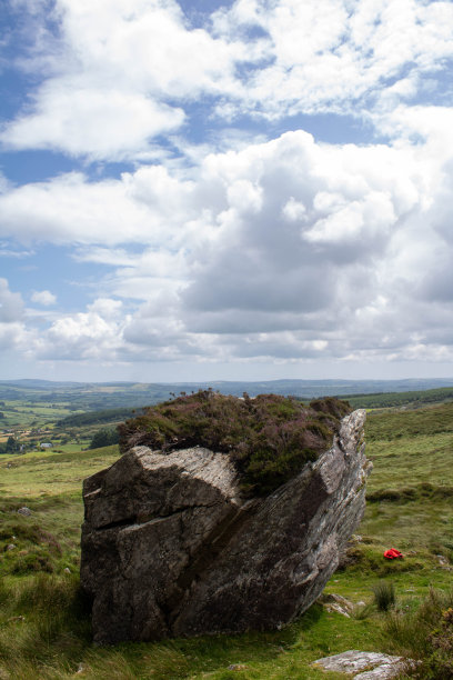 徒步穿越荒蛮的爱尔兰乡村的崎岖之旅图片下载