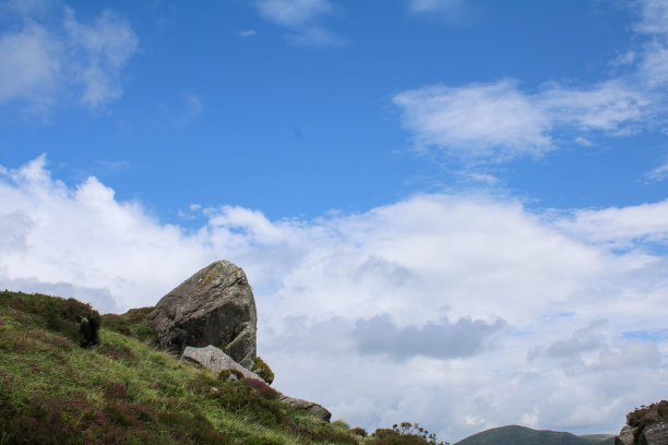 穿过爱尔兰乡村，发现一块指向天空的巨石图片下载