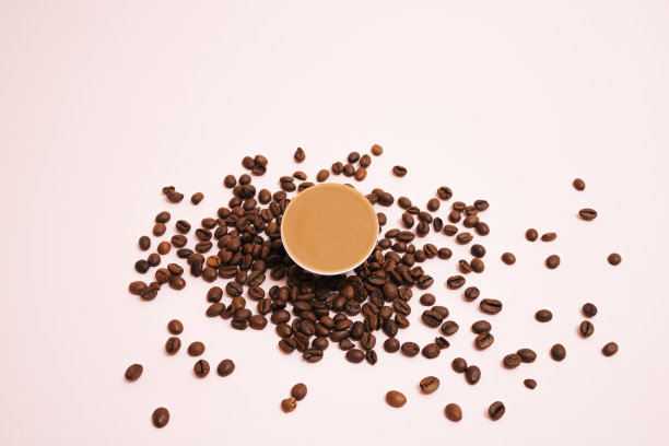 浓缩咖啡研磨胶囊与咖啡豆。图片下载