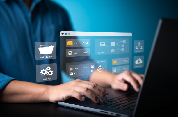 使用笔记本电脑管理公司服务器上的文件文档。云上传，备份，合并，下载，在线文档软件存储。数据库权限访问管理应用程序。图片下载