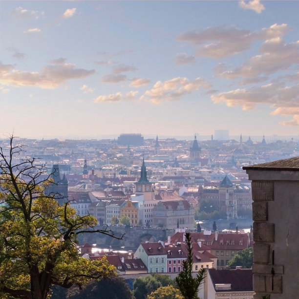 欧洲城市景观与日出天空的远摄照片图片下载