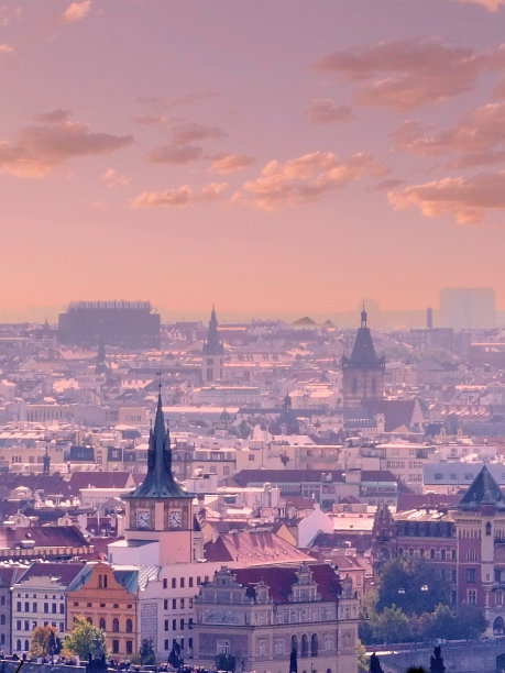 欧洲城市景观与日出天空的远摄照片图片下载