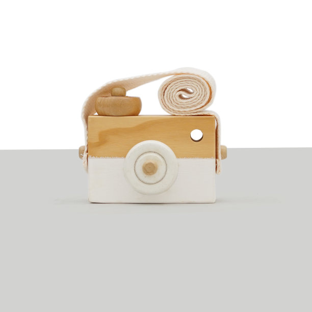 手工制作的木制玩具相机孤立的孩子图片下载