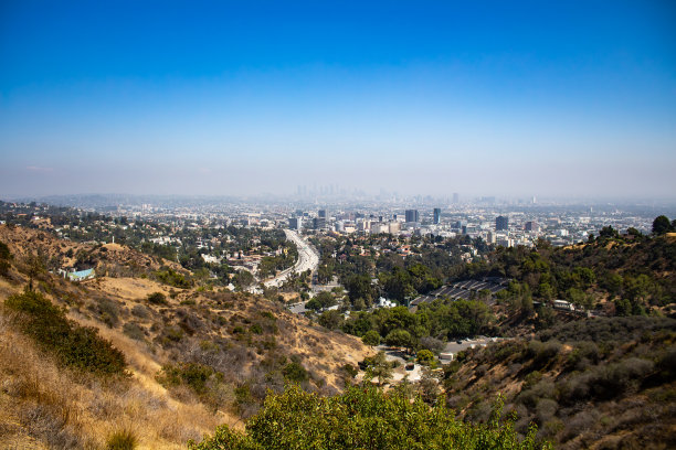 浓重的烟雾笼罩了加州洛杉矶图片下载