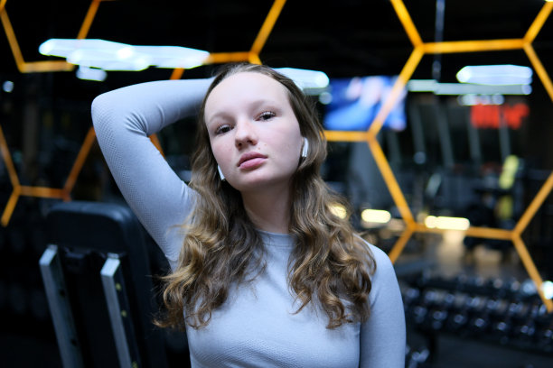 照片集蛋白质。从厕所更衣室到健身房的过程。女子在健身房健身训练用哑铃健身运动，运动员锻炼肌肉图片下载