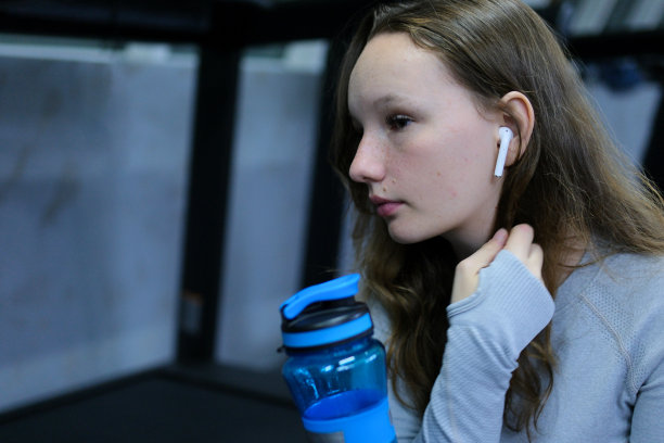 照片集蛋白质。从厕所更衣室到健身房的过程。女子在健身房健身训练用哑铃健身运动，运动员锻炼肌肉图片下载