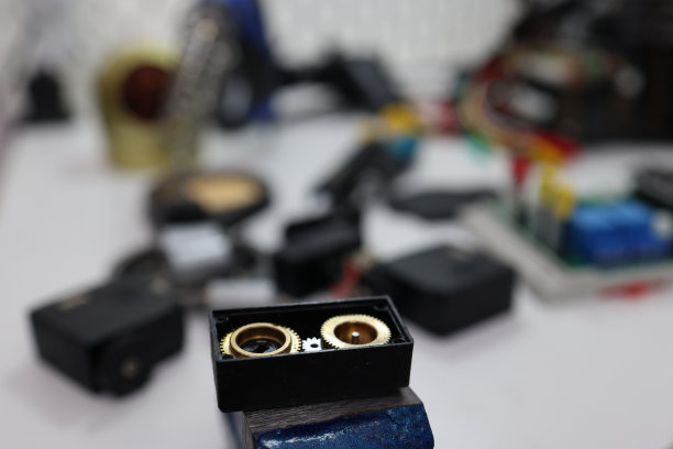 拆卸机器人控制系统内的微型变速箱。图片下载