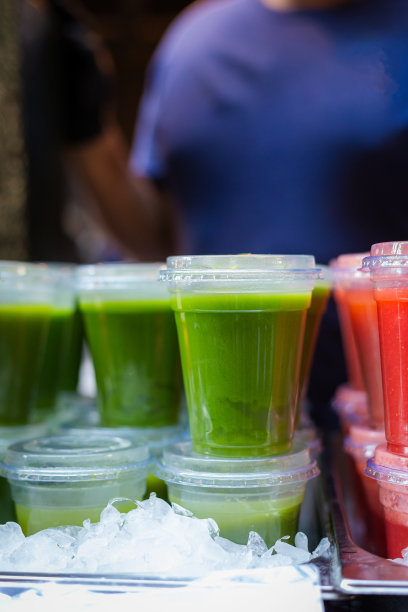 新鲜的绿色冰沙和果汁在市场摊位上连续出售图片下载