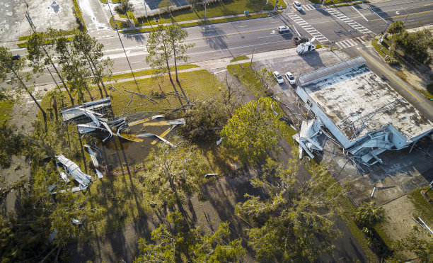 飓风过后的街道和商店成了废墟:北佛罗里达州佩里小镇扭曲的屋顶和倒下的树木。鸟瞰图图片下载