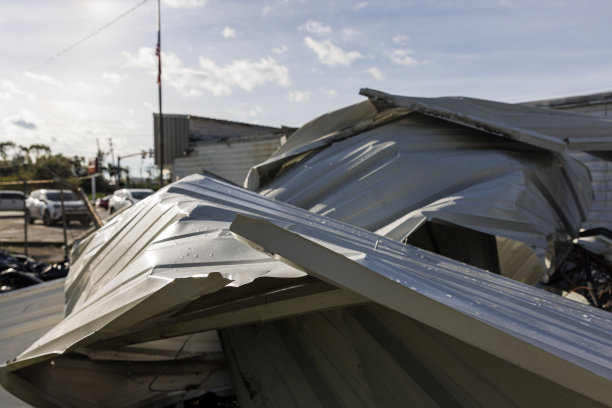 飓风过后毁坏的金属建筑。被拆毁的商店建筑物，结构扭曲。北佛罗里达佩里市的灾情。近距离图片下载