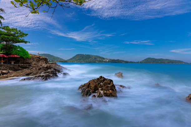 长时间暴露在泰国普吉岛芭东海滩上海浪撞击岩石的照片图片下载