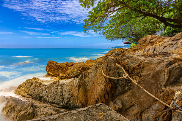 长时间暴露在泰国普吉岛芭东海滩上海浪撞击岩石的照片图片下载