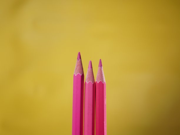 黄底上几支深浅不一的粉红色铅笔图片下载