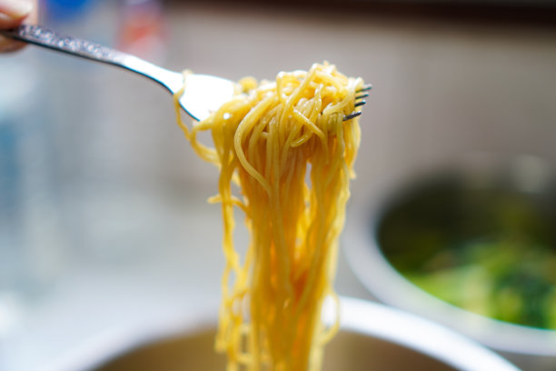 黄色面条和炒蒜的特写照片，直到面条美丽美味，步骤7。图片下载