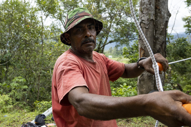 男子打开防震栅栏门把手-库存照片图片下载
