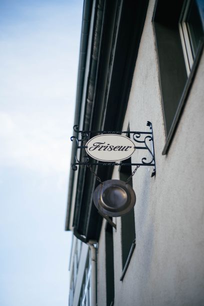 一个发型师拍的招牌照片。理发师在理发店里理发和刮胡子图片下载