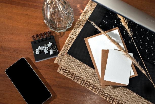 美学波西米亚家庭办公工作区，空白纸卡，笔记本电脑，手机放在棕色木桌上，企业品牌模板，平铺图片下载