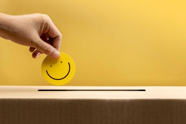 客户体验概念。快乐的客户给予积极的评价。优秀的产品和服务反馈。客户满意度调查。微笑，心灵和心理健康图片下载