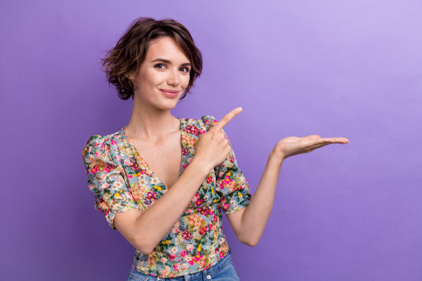 照片的华丽甜美的女士穿着时尚的衣服手臂直接空空间推荐参观商店商场孤立的紫色背景图片下载