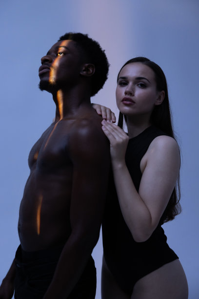 健身运动照片，展示跨国模特在挑战不寻常的锻炼程序，突破传统健身的界限，使用创意道具背景，增加图像的整体兴奋感图片下载