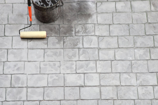 工人们正在用刷子涂防水材料。屋顶:高层建筑的屋顶系统图片下载