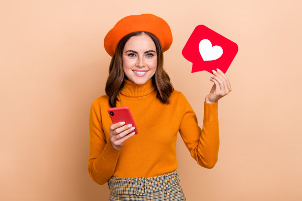 有趣迷人的女士的照片用户橙色时尚的秋季服装享受商店的舒适，简单的功能隔离在米色背景图片下载