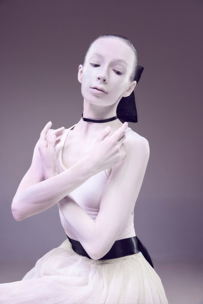 优雅美丽女子的肖像，芭蕾舞女演员在工作室背景上像瓷器雕像一样摆姿势。复古的氛围图片下载