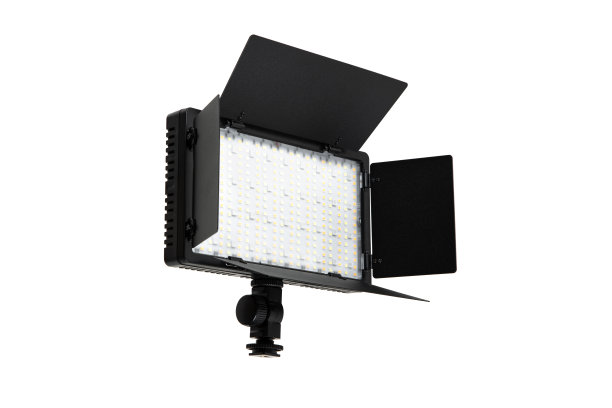 照片和视频灯隔离在白色背景上。LED灯用特殊的百叶窗形成光通量。照片和视频照明灯具。图片下载