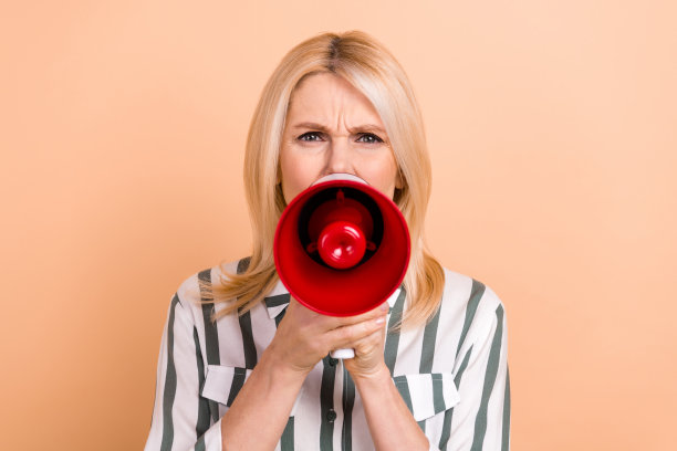 愤怒的老人双臂抱着扬声器的照片在米色背景上说着告诉交流图片下载