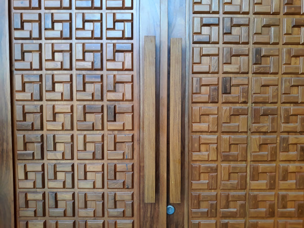 以压花方块图案为背景模板的木制工艺门。木质纤维图片下载