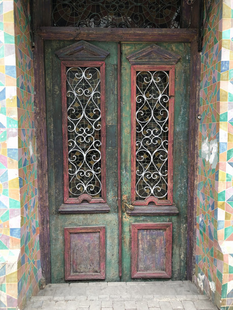 古老的木制古色古香的门装饰着玻璃镶嵌和彩色玻璃窗图片下载