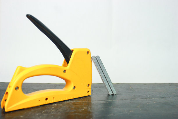 黑色和白色背景上的黄色枪手图片下载