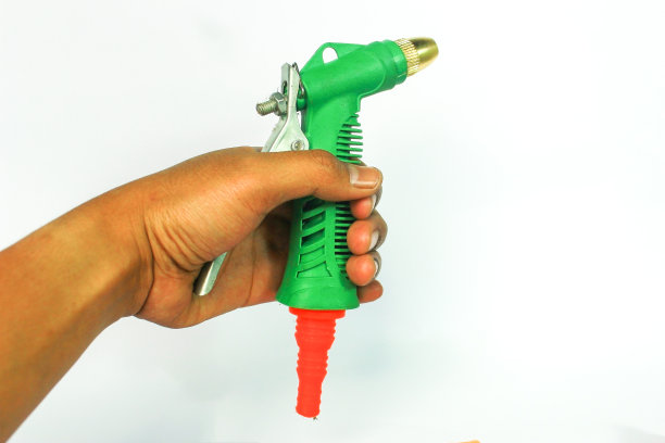 手握绿色喷枪图片下载