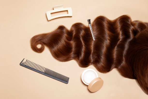 照片中的女性黑发，发夹，护发面膜和竹梳在白色米色背景。俯视图，平铺。副本的空间。自我保健。图片下载