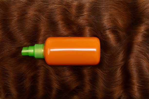 照片喷在波浪柔滑光泽的长黑发。俯视图，平铺。副本的空间。自我护理，头发护理。图片下载