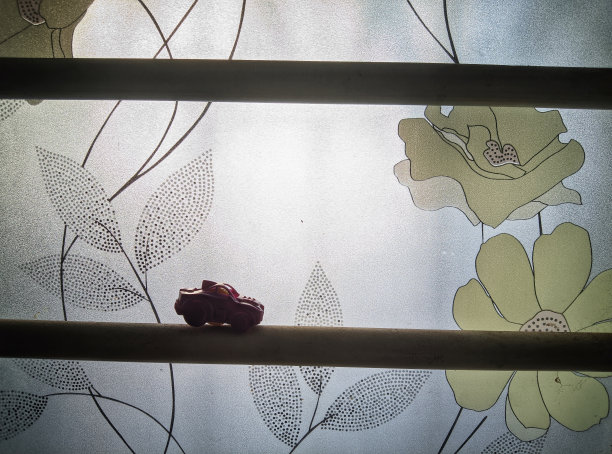 一辆小汽车停在窗台上。图片下载