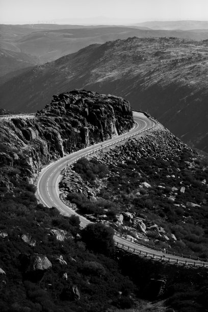葡萄牙埃斯特雷拉山脉蜿蜒曲折的山路。黑白照片。图片下载