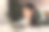 放松快乐的亚洲哈萨克斯坦女孩女士穿着休闲的衣服，微笑着看着上一部系列电影，在拍摄过程中躺在家里舒适的床上大笑图片下载
