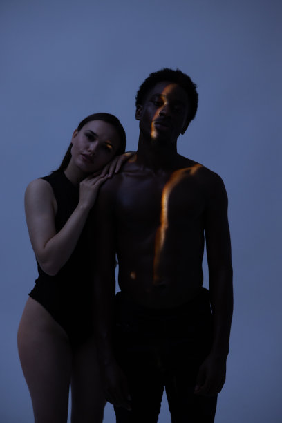 瑜伽健康照片展示了模特在不同姿势下的柔韧性，姿势专注于正念，内心平静，使用自然灵感的道具背景，增加了照片的平静冥想氛围图片下载